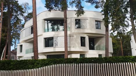 Las-Casas-Modernas-Blancas-En-El-Centro-De-La-Ciudad-De-Jurmala