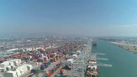 Luftaufnahme-Von-Containerschiffen-Und-Hebekränen-Im-Hafen-Von-Oakland,-Kalifornien