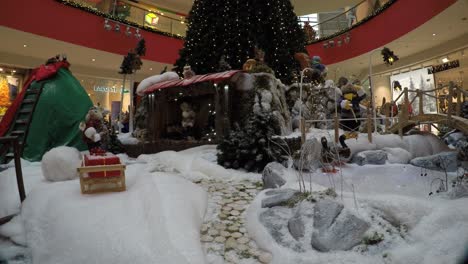 Weihnachtsschmuck-Im-Einkaufszentrum.-Zeitraffer