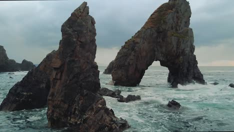 Crohy-Head-En-Donegal-Irlanda-Ola-Oceánica-En-Las-Rocas-Al-Atardecer