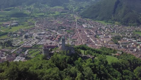 Luftpanoramablick-Auf-Borgo-Valsugana-Im-Trentino-Italien-Mit-Blick-Auf-Die-Stadt-Und-Die-Berge-Mit-Drohne,-Die-Hinter-Castel-Telvana-Fliegt