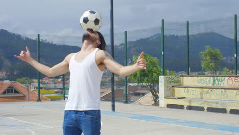 Hombre-Guapo-Practicando-Trucos-De-Fútbol