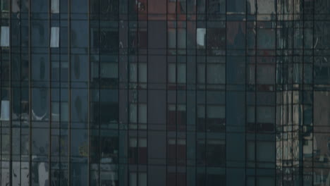 Blick-Nach-Oben-Auf-Reflektierende-Fensterscheiben-Am-Wolkenkratzer-In-New-York