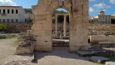 Arco-De-La-Iglesia-Tetraconch-En-Atenas-En-Un-Día-Soleado