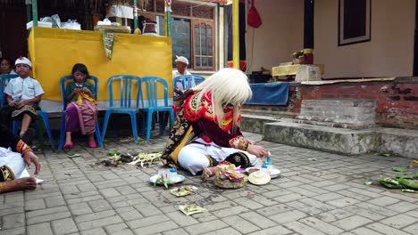 Bailarina-Artística-Balinesa-Topeng-Sidakarya-Realizando-Una-Ceremonia-De-Oración-Tradicional-Traje-Colorido-Usando-Elementos-Místicos-Religiosos,-Indonesia-Sudeste-Asiático
