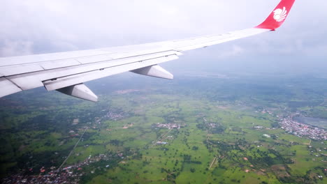 Ver-El-Ala-De-La-Ventana-De-La-Atmósfera-De-Un-Vuelo-De-Avión-De-Thai-Lion-Air-En-El-Cielo-Para-El-Transporte-De-Viaje-En-Vacaciones-En-Tailandia
