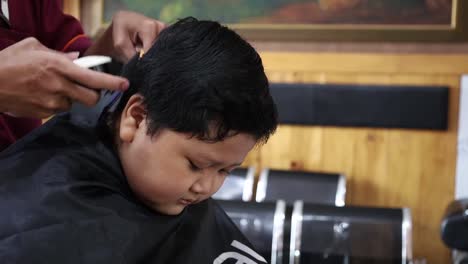 Yogyakarta,-Indonesien---Oktober-2,-2022:-Asiatischer-Junge,-Der-Frisur-Im-Friseursalon-Bekommt