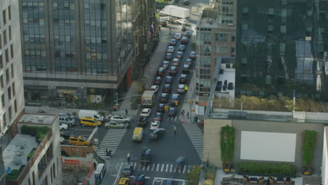 Zeitraffer-Des-Geschäftigen-Verkehrs,-Der-Durch-Die-Kreuzung-In-New-York-City-Fließt