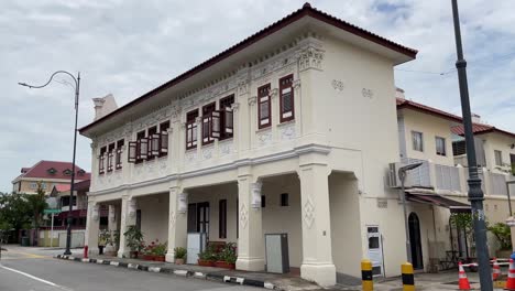 Traditional-Singapore-Peranakan-or-Straits-Chinese-shophouse-in-historic-Joo-Chiat,-East-Coast,-Singapore