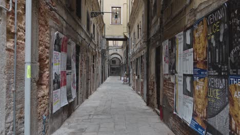 Slow-motion-of-an-empty-street-in-Venice,-walking-in