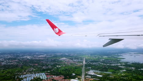 Sehen-Sie-Sich-Den-Atmosphärenfensterflügel-Eines-Thailändischen-Löwenluftflugzeugfluges-Im-Himmel-An,-Um-Im-Urlaub-In-Thailand-Zu-Reisen