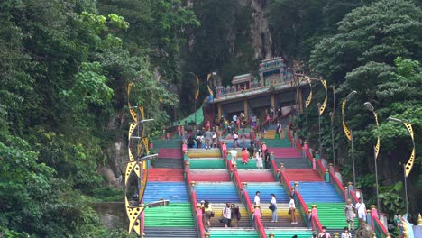 Menschen-Steigen-Die-Berühmte-Und-Ikonische-Regenbogentreppe-In-Den-Batu-höhlen,-Selangor,-Kuala-Lumpur,-Malaysia-Hinauf