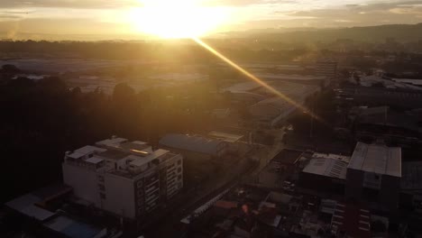 Sonnenaufgang-Von-Der-Calzada-Atanasio-Tzul-überführung-Bau-In-Zona-12-Guatemala-Stadt-Mit-Zwei-Tankstellen