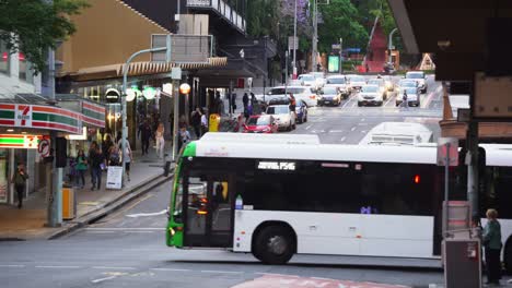 Toma-Estática-De-La-Calle-En-El-Cruce-Entre-La-Calle-Adelaide-Y-La-Calle-Edward-En-El-Centro-De-La-Ciudad-De-Brisbane,-Capturando-Las-Congestiones-De-Tráfico-De-Autos-Y-Autobuses-En-Las-Horas-Pico-En-El-Distrito-Central-De-Negocios