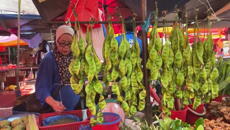 Los-Vendedores-De-Señora-Venden-Productos-Frescos-En-El-Mercado-Húmedo-Local-En-Pasar-Pudu,-Kuala-Lumpur,-Malasia