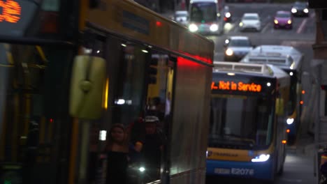 Reihe-Von-Bussen,-Die-Während-Der-Stoßzeiten-Im-Zentralen-Geschäftsviertel-Der-Innenstadt-Von-Brisbane-Nicht-In-Betrieb-Sind,-Unterbrechung-Des-öffentlichen-Verkehrs-In-Bezug-Auf-Ein-Problem-In-Queensland,-Australien