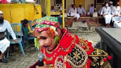 Topeng-Schauspieler-Spielen-In-Einer-Balinesischen-Tempelmaske-Lustige-Show-Während-Der-Religiösen-Zeremonie