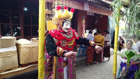 Movimientos-Sutiles-Bailarina-Topeng-Balinesa-Teatro-Religioso-En-Bali-Ceremonia-Hindú
