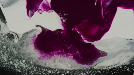 Flujo-De-Fluido-De-Mezcla-De-Color-Púrpura-Sobre-Base-Blanca-Abstracta