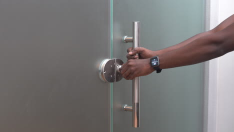 lock-the-door-wide-view-glass-to-glass-lock