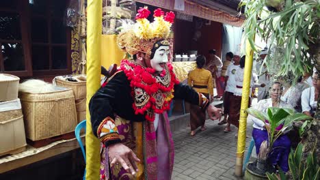 La-Bailarina-Balinesa-Topeng-Realiza-La-Ceremonia-Del-Templo-Con-Un-Traje-Tradicional-Colorido-Usando-Expresiones-Faciales,-Viajes-Religiosos-En-Indonesia,-El-Sudeste-De-Asia