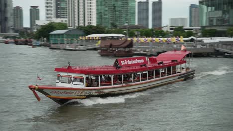 Servicio-Rápido-De-Barco-De-Pasajeros-En-El-Río-Chao-Phraya-En-Icon-Siam-Waterfront-Riverside-En-Bangkok-Waterway