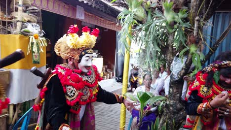 Danza-En-Bali,-Artistas-De-Topeng-Que-Actúan-En-El-Espectáculo-Del-Templo-Religioso-De-La-Familia-Balinesa
