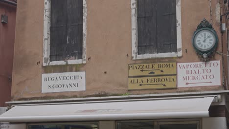 Cámara-Lenta-De-Los-Nombres-De-Las-Calles-Y-Carteles-En-Venecia.