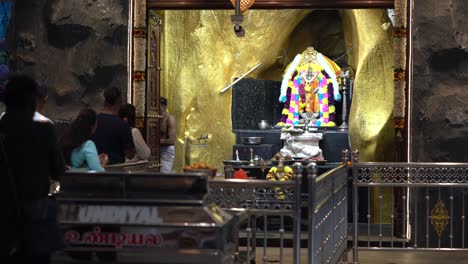 Eifrige-Beten-Im-Hindu-tempel-In-Den-Batu-höhlen,-Kuala-Lumpur,-Malaysia