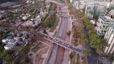 Drone-Aéreo-Sobre-El-Tráfico-De-Automóviles-En-Santiago-Chile-Ciudad-Capital-Mermelada-En-El-Panorama-De-Las-Avenidas-Durante-El-Día-Despejado