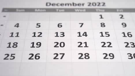Kalender-Dezember-2022,-Der-Sich-Von-Rechts-Nach-Links-Verschiebt,-Nahaufnahmeansicht
