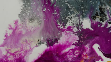Flujo-De-Fluido-De-Mezcla-De-Color-Púrpura-Sobre-Una-Base-Abstracta-En-Blanco-Y-Negro