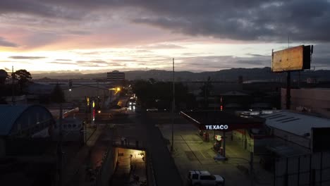 Guatemaltekische-Arbeiter-Beim-Bau-Einer-überführung-Bei-Sonnenaufgang-In-Calzada-Atanasio-Tzul-Zona-12-Guatemala