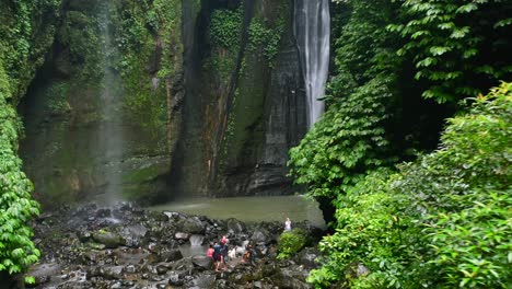 Luftbild-Von-Touristen,-Die-Zum-Sekumpul-wasserfall-Im-Dschungel-Von-Bali-Indonesien-Wandern