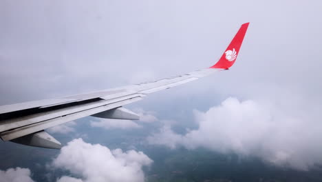 Sehen-Sie-Sich-Den-Atmosphärenfensterflügel-Eines-Thailändischen-Löwenluftflugzeugfluges-Im-Himmel-An,-Um-Im-Urlaub-In-Thailand-Zu-Reisen
