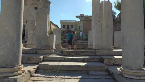 Menschen-Beim-Treppensteigen-Im-östlichen-Propylon-Des-Forum-Romanum