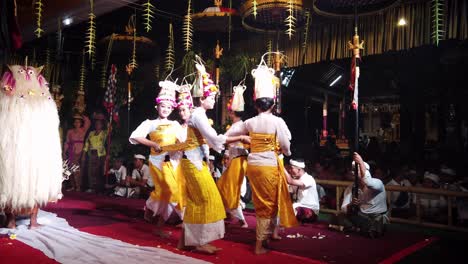 Baile-En-Bali,-Chicas-Jóvenes-Bailando-Rejang-Dewa-En-El-Templo-Nocturno,-Actuación-Ritual-Cultural-Con-Trajes-Coloridos-En-Indonesia,-Ceremonia-Sagrada