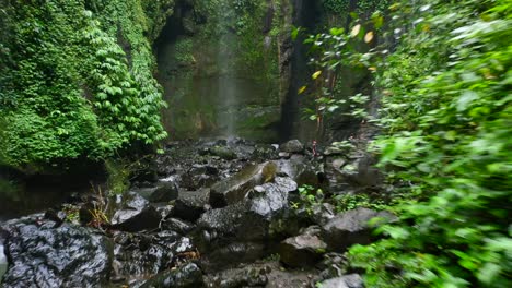 Antena-De-Vegetación-Selvática-Y-Turistas-En-La-Cascada-Sekumpul-En-El-Norte-De-Bali,-Indonesia
