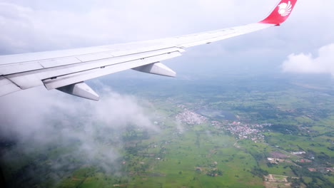 Ver-El-Ala-De-La-Ventana-De-La-Atmósfera-De-Un-Vuelo-De-Avión-De-Thai-Lion-Air-En-El-Cielo-Para-El-Transporte-De-Viaje-En-Vacaciones-En-Tailandia