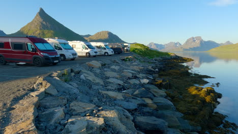 Wohnmobil-Und-Wohnmobil-Auf-Einem-Campingplatz-Mit-Malerischem-Blick-Auf-Fredvang-Auf-Den-Lofoten-Inseln