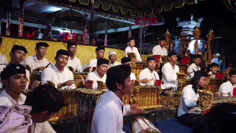 Bali-Musik,-Gamelan-Spieler,-Musiker,-Die-Rauchen-Und-Traditionelle-Tempelklänge-Mit-Trommeln,-Percussion-Und-Einheimischen-Instrumenten-In-Indonesien-Aufführen
