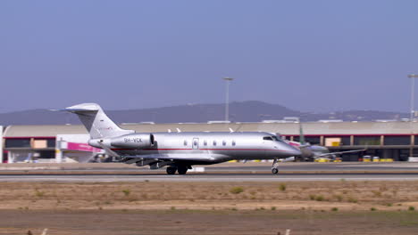 Die-Landung-Und-Bremsung-Eines-Bombardier-herausforderer-350-flugzeugs-Von-Vista-Jet