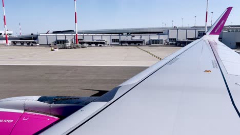 Avión-A-Reacción-Wizzair-Estacionado-En-Plataforma-En-La-Terminal-Del-Aeropuerto-De-Roma-Fiumicino-En-Italia