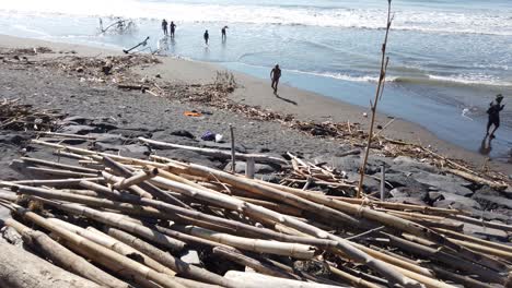 Madera-Y-Basura-Playa-Balinesa-Después-De-La-Tormenta-Problema-De-Contaminación-Denpasar-Mar-De-Plástico-60-Fps