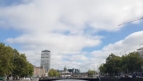 Schmerzhafte-Aufnahme-Der-Stadt-Dublin-Mit-Dem-Fluss-Liffey-Und-Einigen-Historischen-Irischen-Gebäuden-Im-Blick