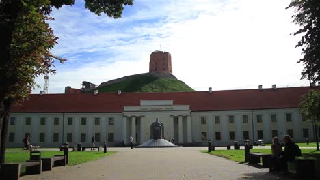 National-Museum-of-Lithuania-with-Monument-to-King-Mindaugas-and-Gediminas-Tower,-Vilnius