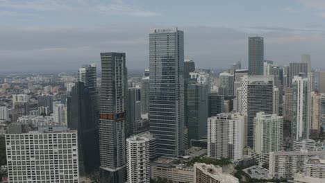 Vista-Aérea-Del-Centro-De-Miami-Que-Muestra-Varios-Edificios-Moviéndose-De-Derecha-A-Izquierda