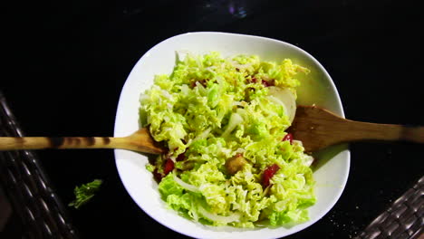 Chinesische-Salatblätter---Pflaumen-Tomaten-Salat