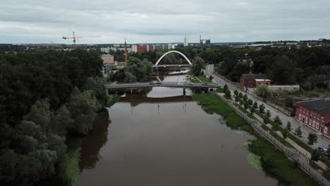 Fliegende-Drohne-In-Richtung-Brücke-Auf-Emajogi-In-Tartu