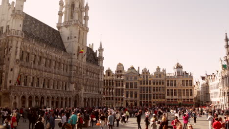 Grand-Palace-In-Brüssel-Belgien-Voller-Touristen,-Die-Um-Den-Hauptplatz-Im-Stadtzentrum-Spazieren